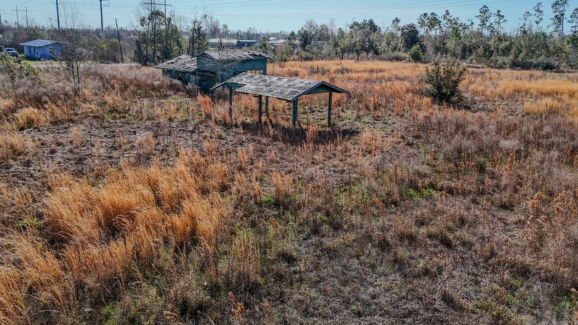 Vacant residential parcel located at the end of a dead-end road - photo 2