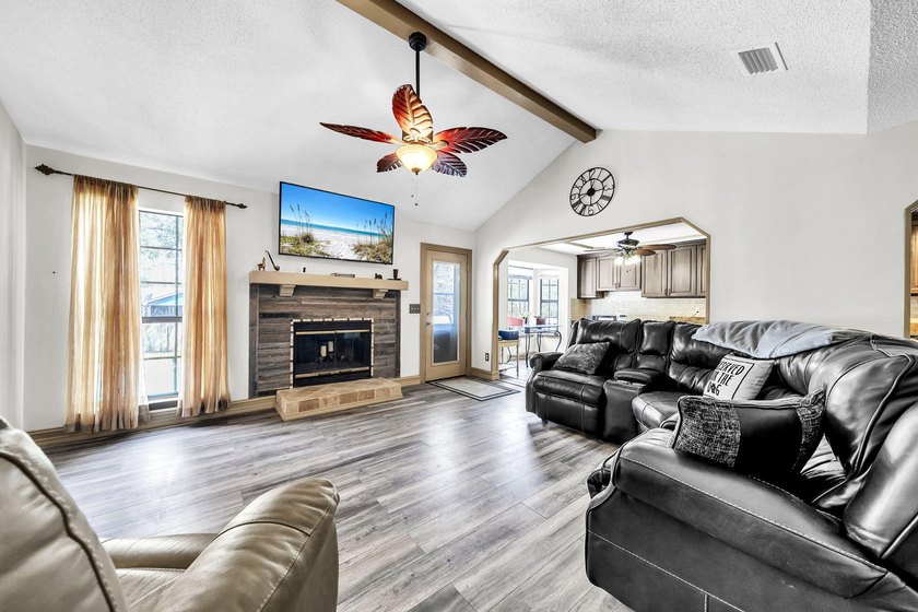 POOL HOME IN THE HEART OF NICEVILLE - ask about SELLER credit - photo 5