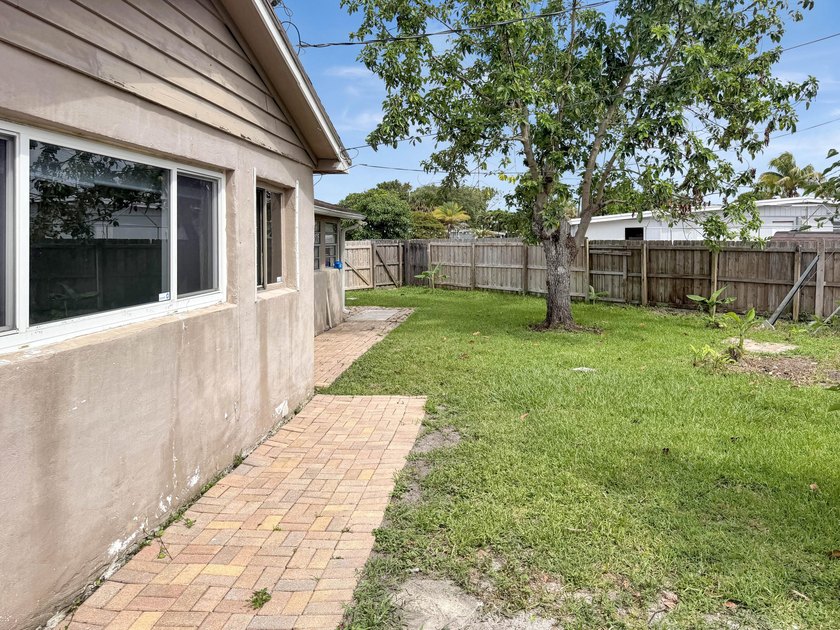 752 Orchid Dr is a 1-story Royal Palm Beach home, gives an open - photo 24