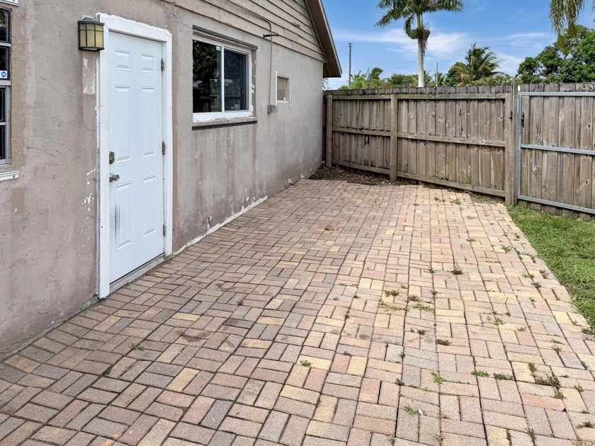 752 Orchid Dr is a 1-story Royal Palm Beach home, gives an open - photo 25