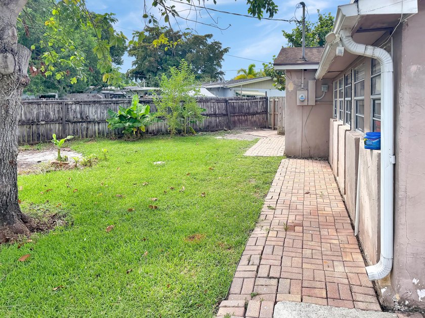752 Orchid Dr is a 1-story Royal Palm Beach home, gives an open - photo 26