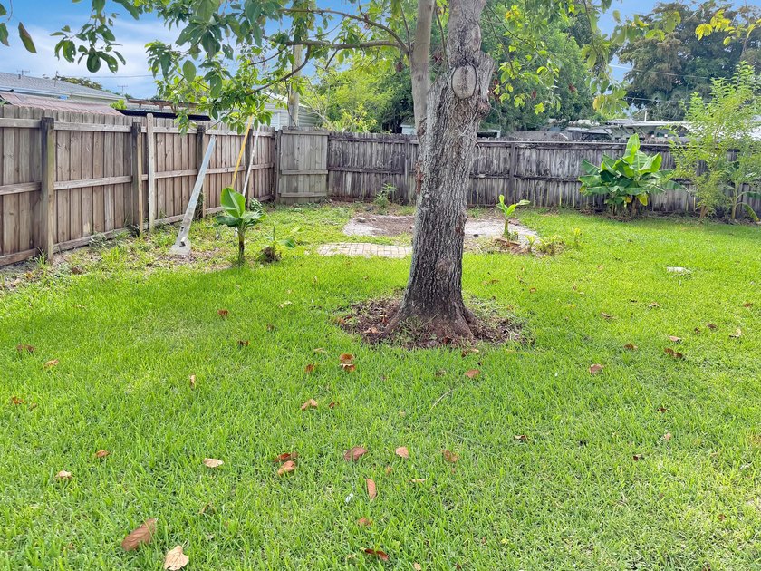 752 Orchid Dr is a 1-story Royal Palm Beach home, gives an open - photo 27