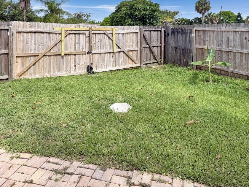 752 Orchid Dr is a 1-story Royal Palm Beach home, gives an open - photo 28