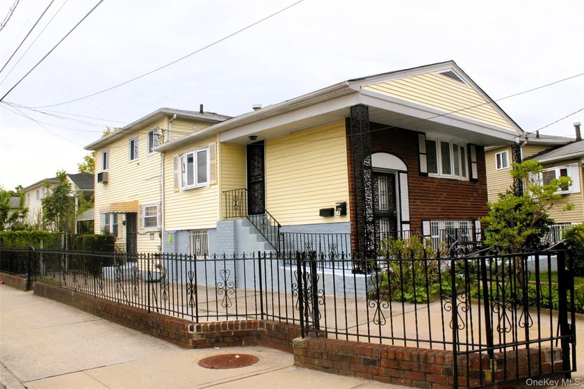 Welcome to your new home- a beautifully maintained and fully - photo 2