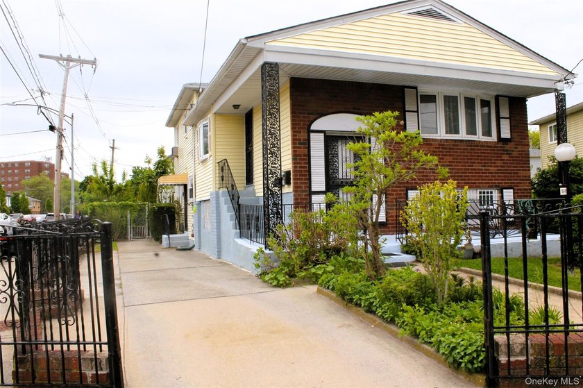 Welcome to your new home- a beautifully maintained and fully - photo 6