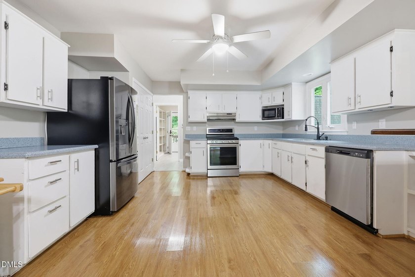 Detached 2-Car Garage with Finished Bonus Room &amp; Full Bath! - photo 13