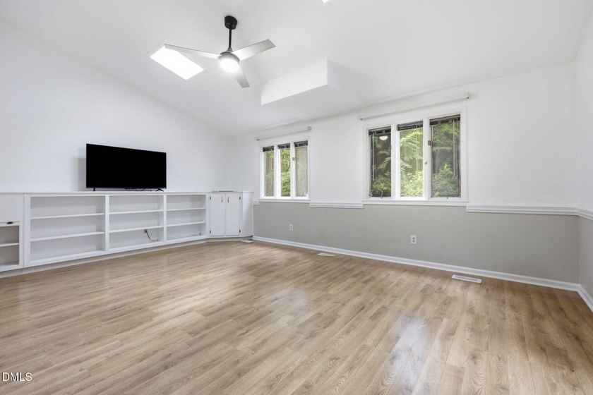 Detached 2-Car Garage with Finished Bonus Room &amp; Full Bath! - photo 17