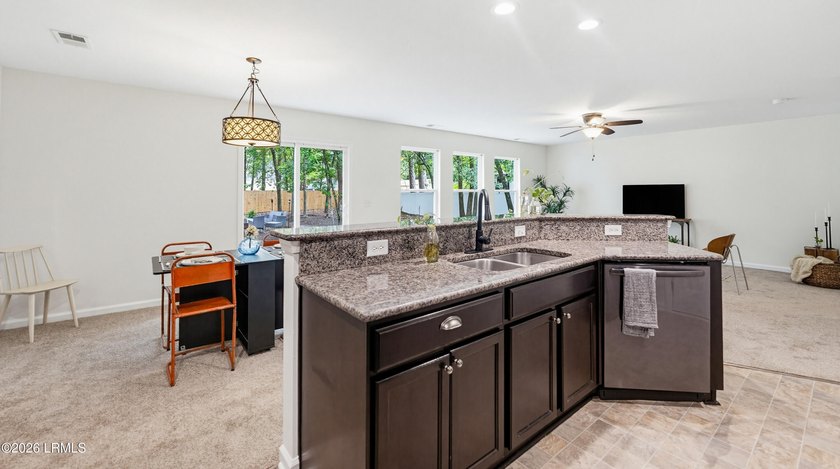 Turn Key 4 Bed 2.5 Bath home with a big yard in the desirable - photo 10