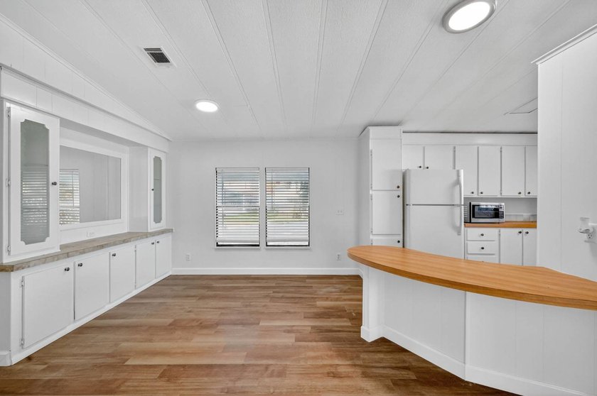 SELLER WILL PAY THE FIRST 4 MONTHS RENT ON THE LEASE WITH - photo 9