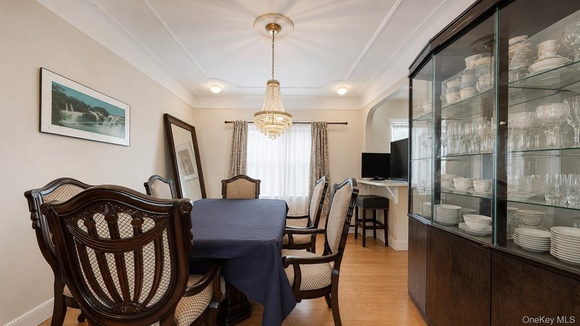 Nestled on a quiet block in the heart of Flatlands, this - photo 4