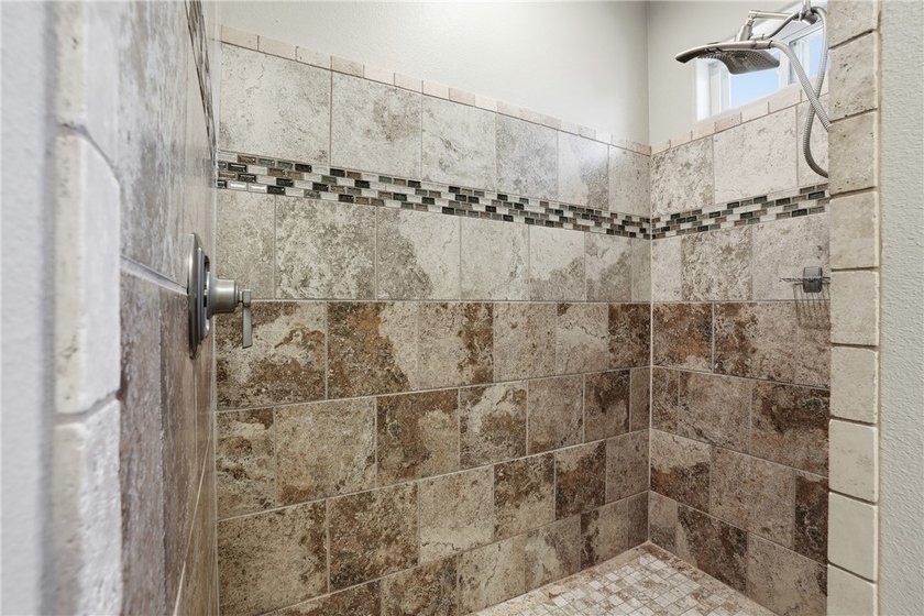 Welcome to 22 Bandy Dr in Holiday Island-a stunning home - photo 22