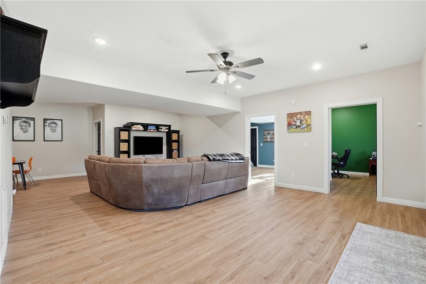 Welcome to 22 Bandy Dr in Holiday Island-a stunning home - photo 29
