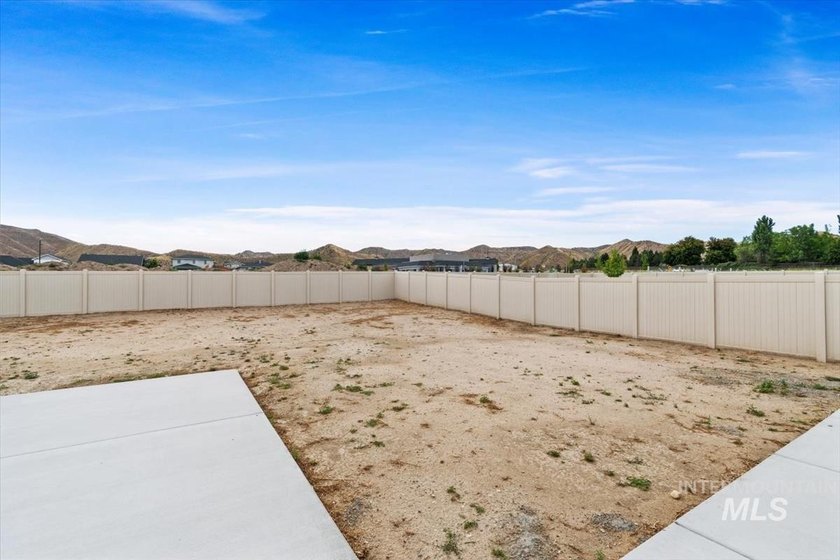 Welcome home to this better-than-new, thoughtfully designed - photo 38