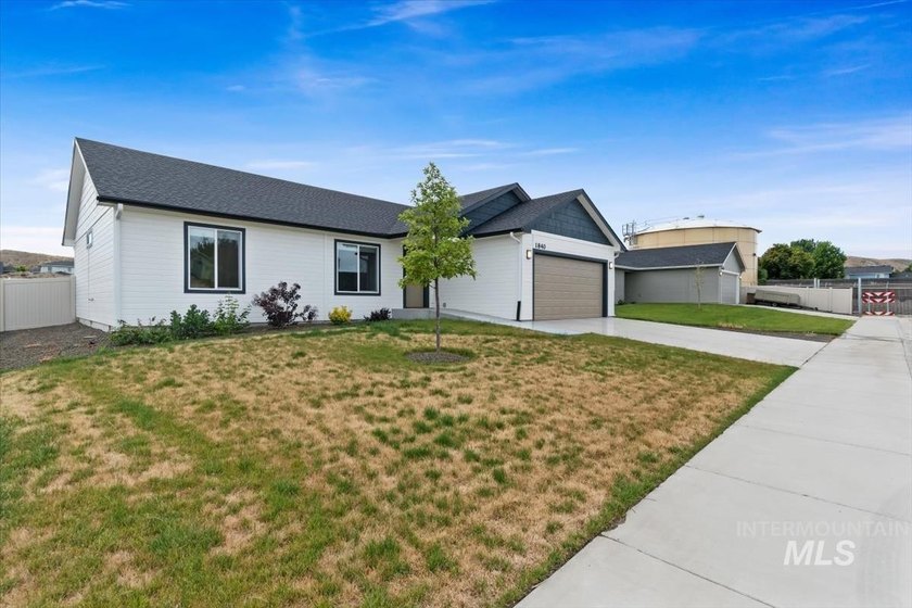 Welcome home to this better-than-new, thoughtfully designed - photo 42