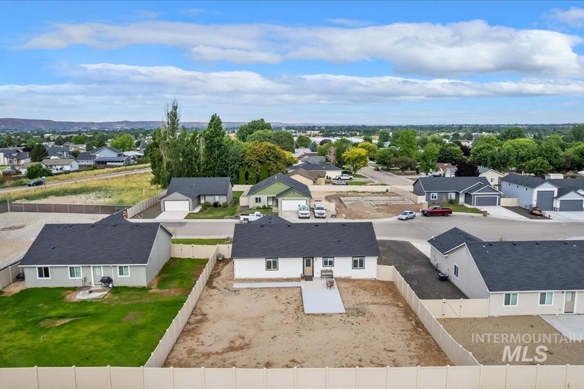 Welcome home to this better-than-new, thoughtfully designed - photo 44
