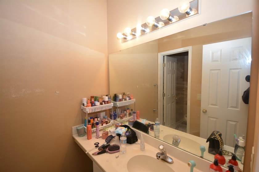 Nice 2 bedroom 2 bath unit updated 2 years ago with new carpet - photo 19