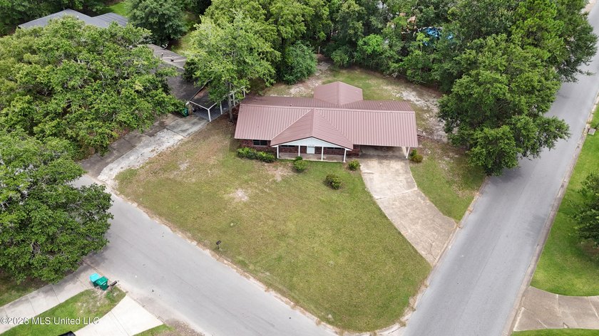Move-in ready and priced to sell! This beautifully refreshed - photo 25