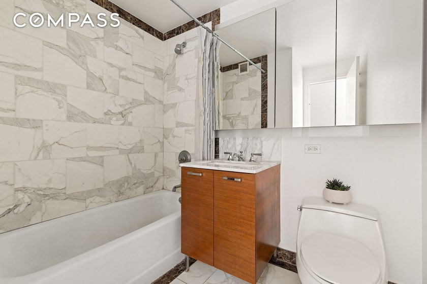Renovated oversized 1 Bedroom 1.5 Bathroom (easily converts to a - photo 6
