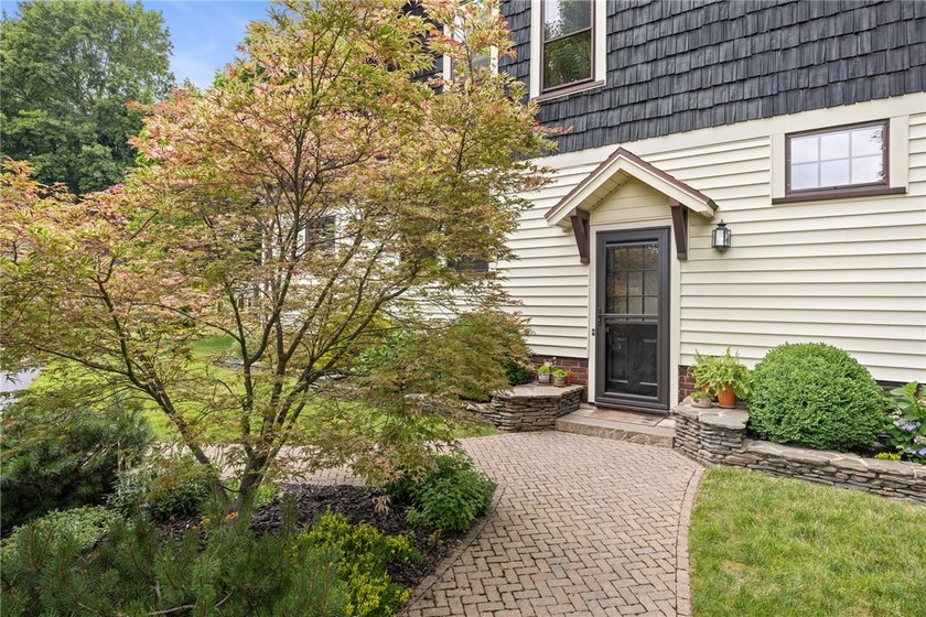 Craftsman charm meets today's modern updates! This beautifully - photo 6