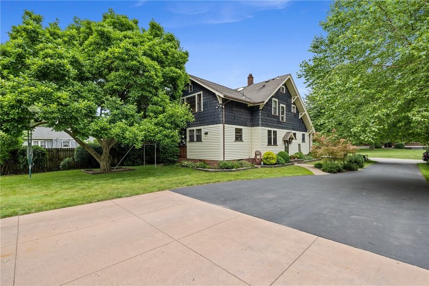 Craftsman charm meets today's modern updates! This beautifully - photo 8