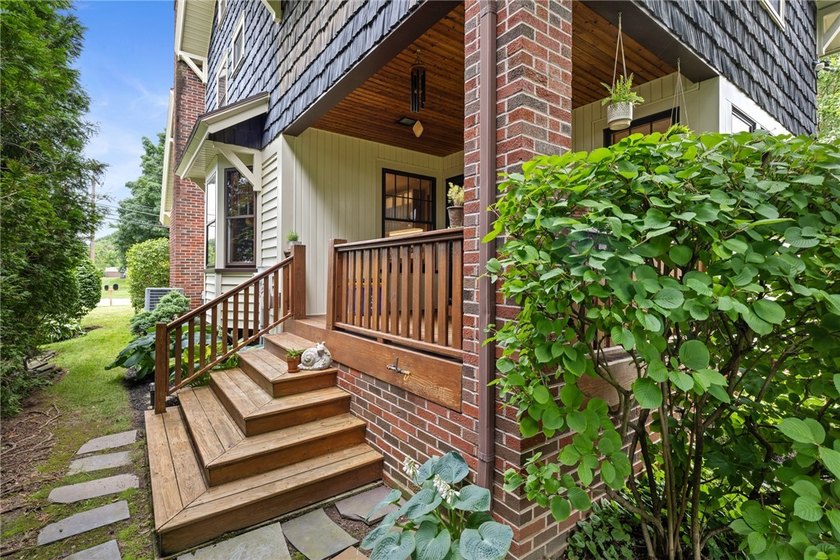 Craftsman charm meets today's modern updates! This beautifully - photo 10