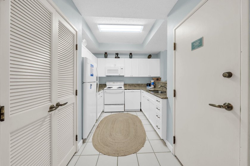 This lovely condo is your ticket to the fabulous beach lifestyle - photo 4