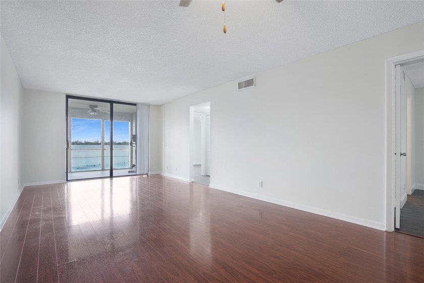 Best location in all of Lake Emerald! Ground floor, corner unit - photo 12