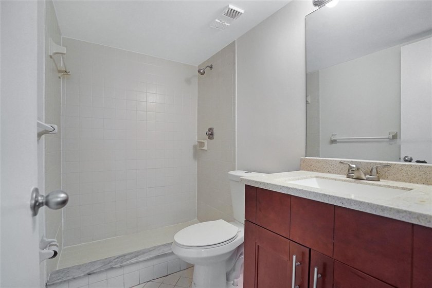 Best location in all of Lake Emerald! Ground floor, corner unit - photo 16