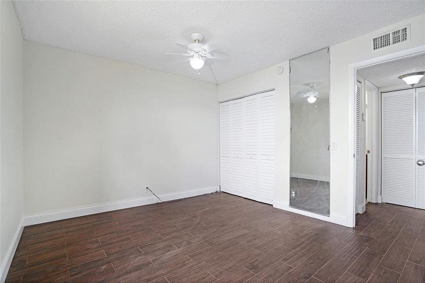 Best location in all of Lake Emerald! Ground floor, corner unit - photo 25