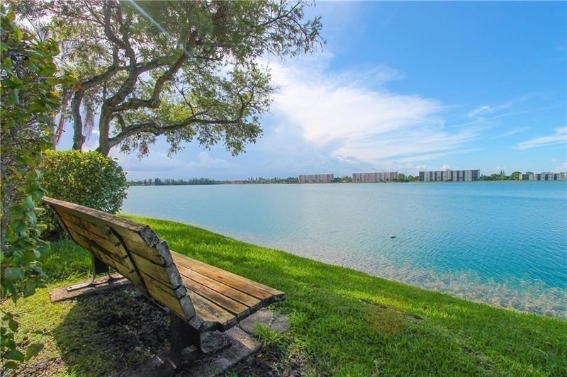 Best location in all of Lake Emerald! Ground floor, corner unit - photo 29