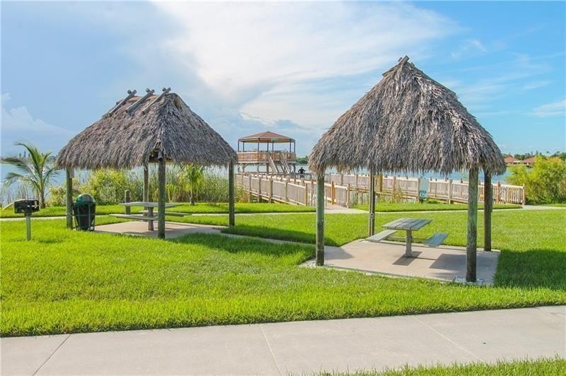 Best location in all of Lake Emerald! Ground floor, corner unit - photo 30