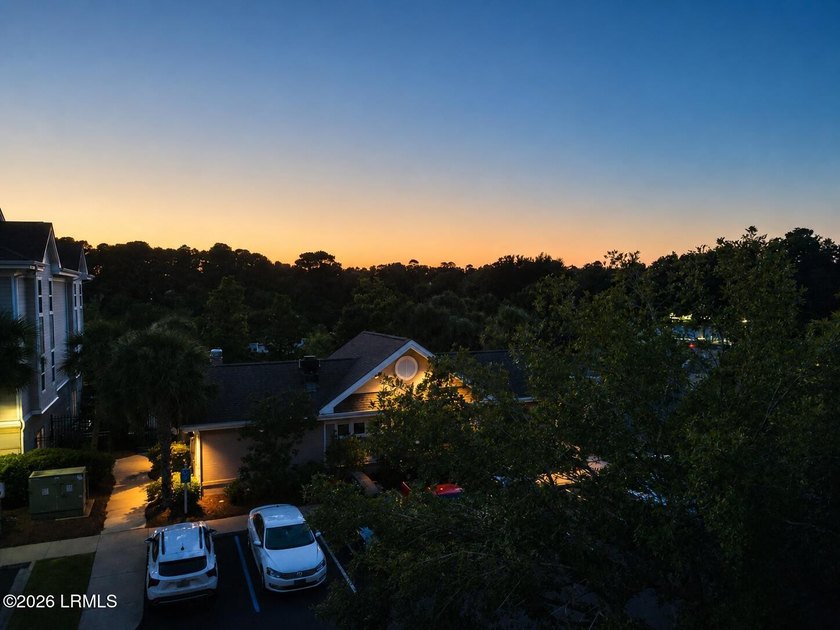 Top-floor 2 bed, 2 bath condo with stunning views overlooking - photo 2