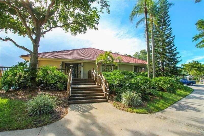 Best location in all of Lake Emerald! Ground floor, corner unit - photo 37