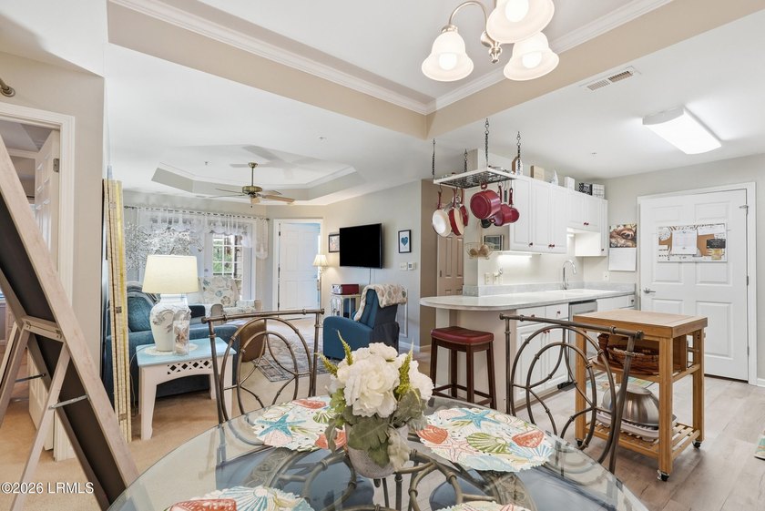 Top-floor 2 bed, 2 bath condo with stunning views overlooking - photo 8