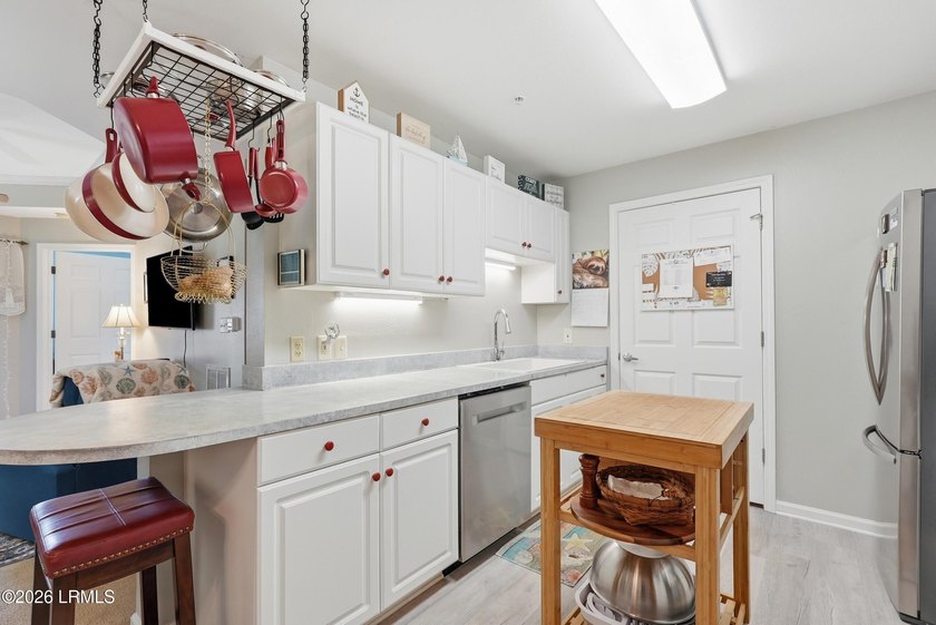Top-floor 2 bed, 2 bath condo with stunning views overlooking - photo 9