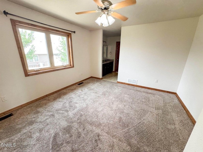 Welcome to this spacious and beautifully designed 5-bedroom - photo 8