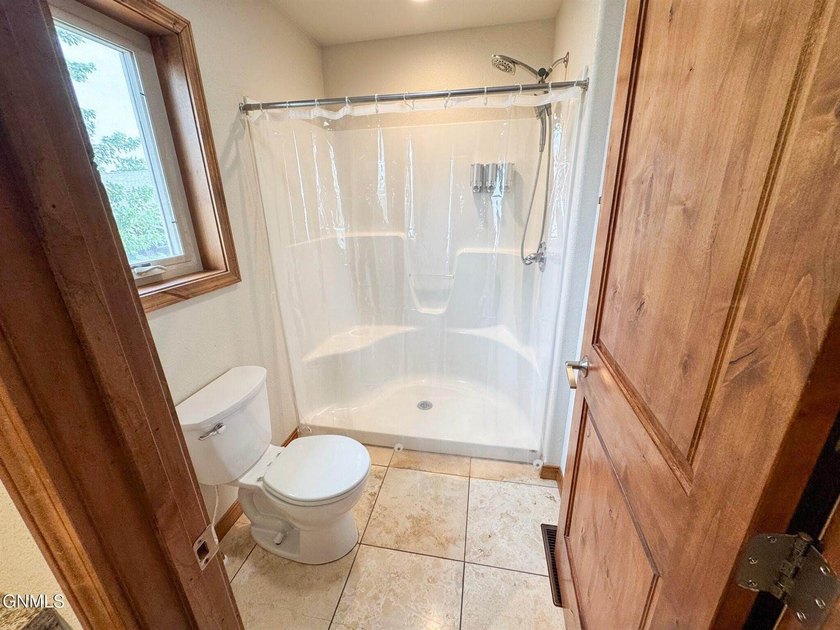 Welcome to this spacious and beautifully designed 5-bedroom - photo 9