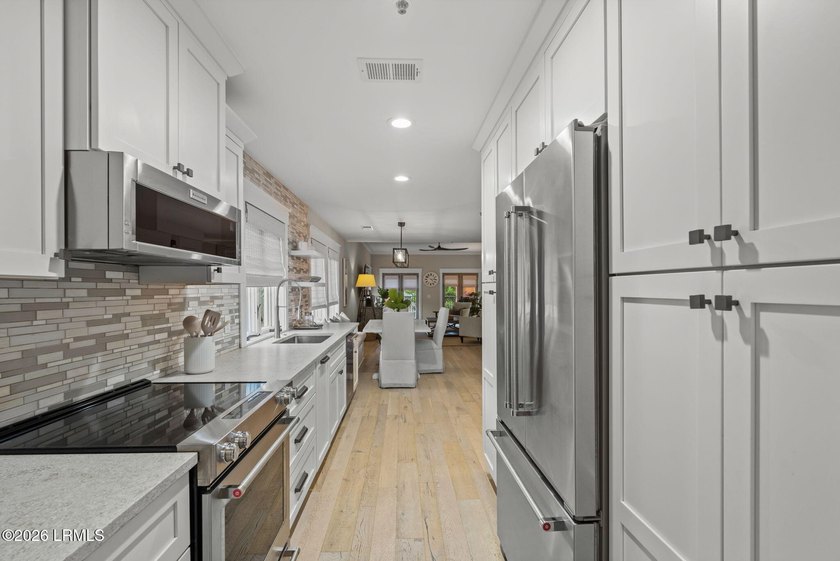 Rare opportunity to own a beautifully high-end renovated corner - photo 10