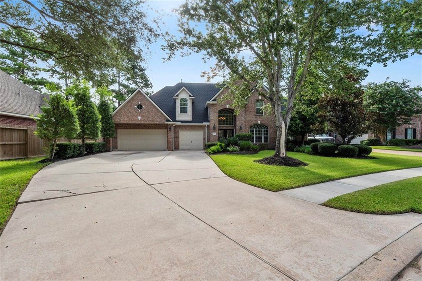 Nestled in Stable Gate, this contemporary home feels like a - photo 3