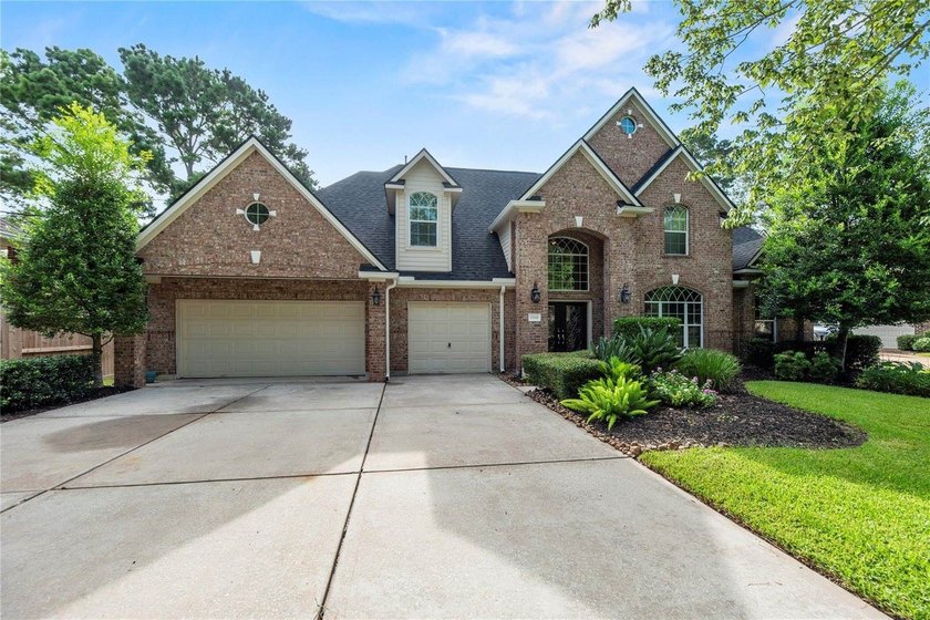 Nestled in Stable Gate, this contemporary home feels like a - photo 4