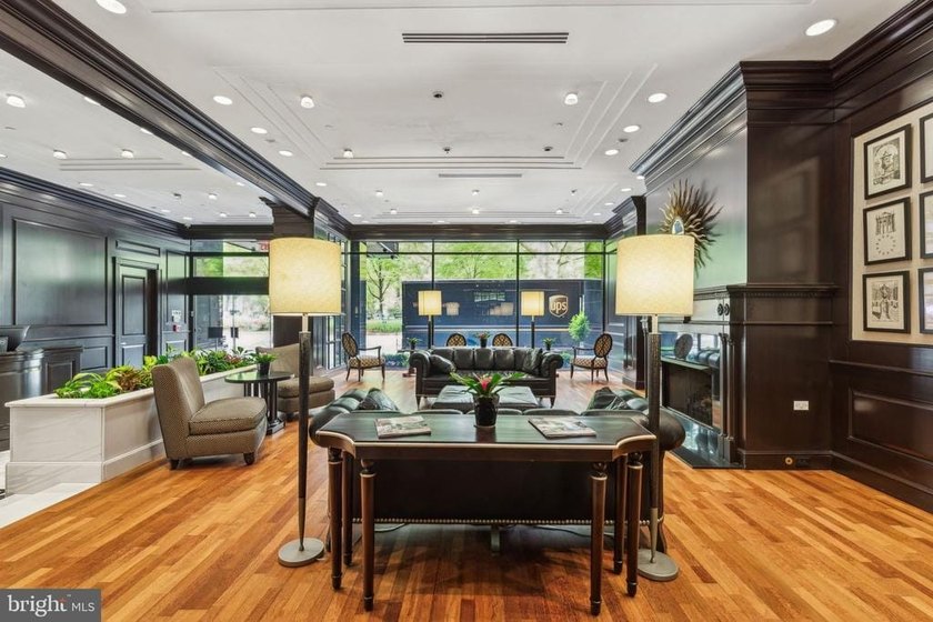 Live right on Rittenhouse Square! Step out of the lobby, cross - photo 4