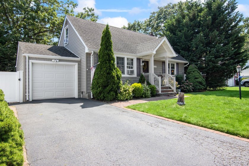 Stunning 4-BR, 2-Bath expanded Cape in the heart of Massapequa - photo 2