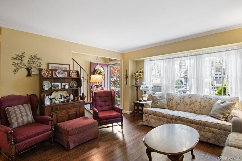 Stunning 4-BR, 2-Bath expanded Cape in the heart of Massapequa - photo 3