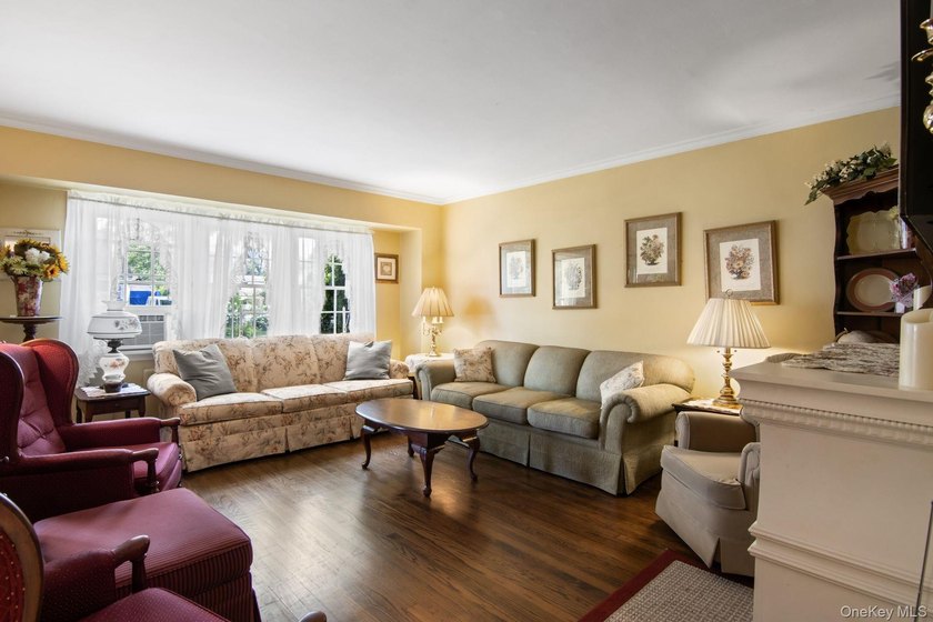 Stunning 4-BR, 2-Bath expanded Cape in the heart of Massapequa - photo 4