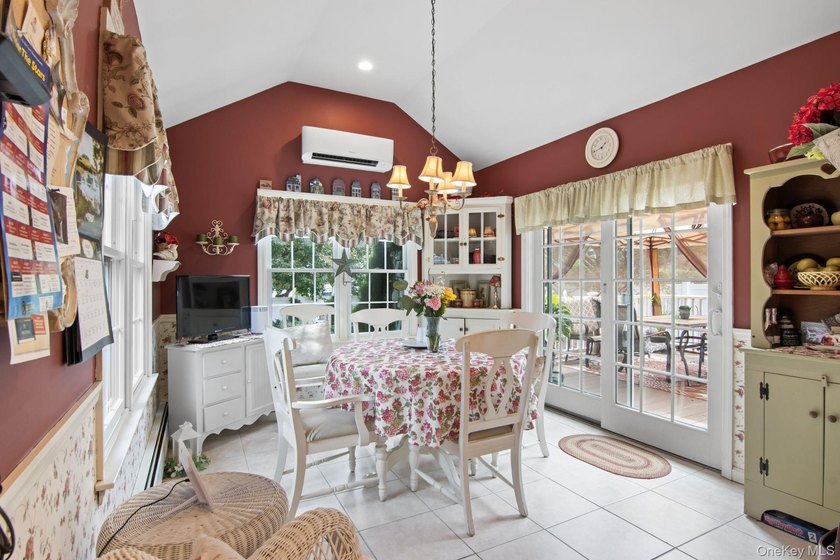Stunning 4-BR, 2-Bath expanded Cape in the heart of Massapequa - photo 6