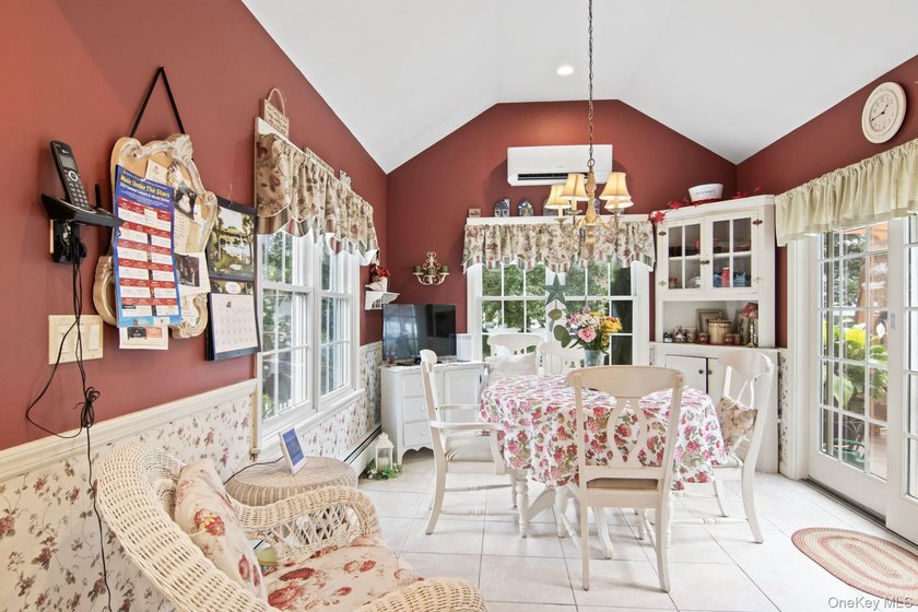 Stunning 4-BR, 2-Bath expanded Cape in the heart of Massapequa - photo 8