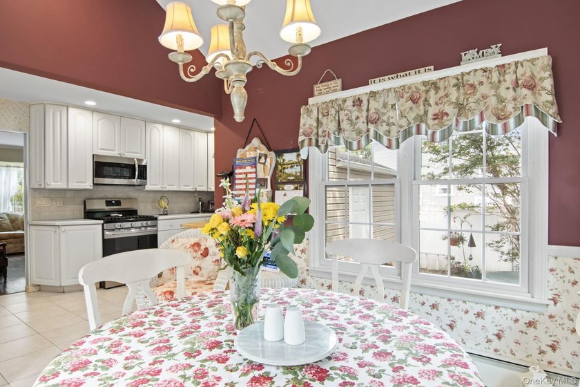 Stunning 4-BR, 2-Bath expanded Cape in the heart of Massapequa - photo 9