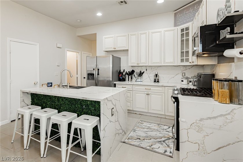 Beautifully appointed 4-bedroom, 2-bath home in Las Vegas' - photo 4