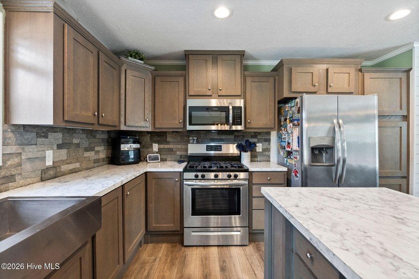 Rare opportunity to own a private and versatile 2.85-acre estate - photo 21