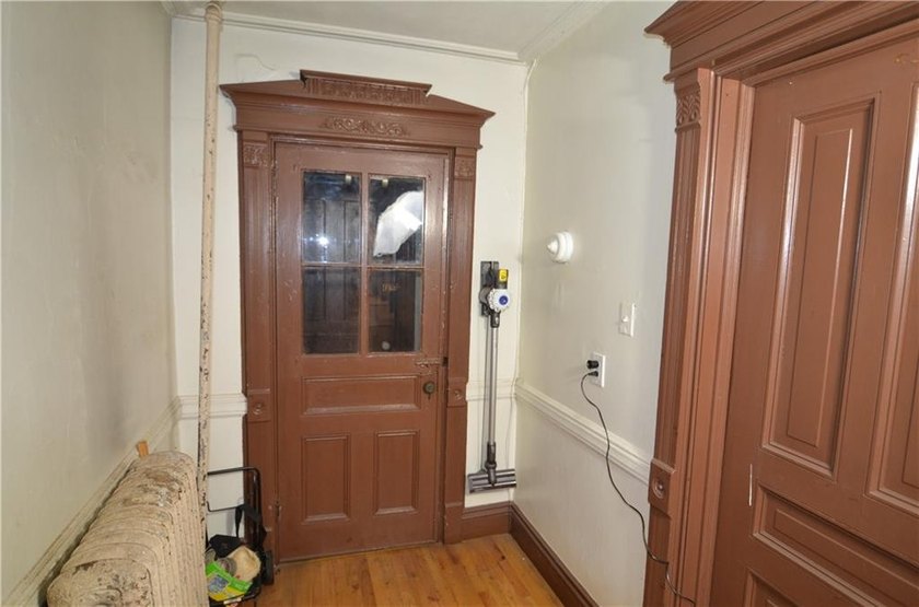 Welcome to this charming three-family brownstone, ideally - photo 3